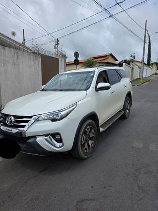 TOYOTA HILUX SW4 2.8 SRX DIAMOND 4X4 7 LUGARES 16V TURBO INTERCOOLER DIESEL 4P AUTOMÁTICO